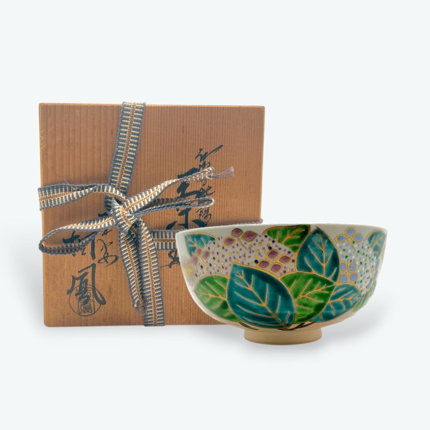 Kyoto Kiyomizu-yaki Matcha Bowl by Tōhō Tezuka – Ajisai Motif with Kin-sai Overglaze