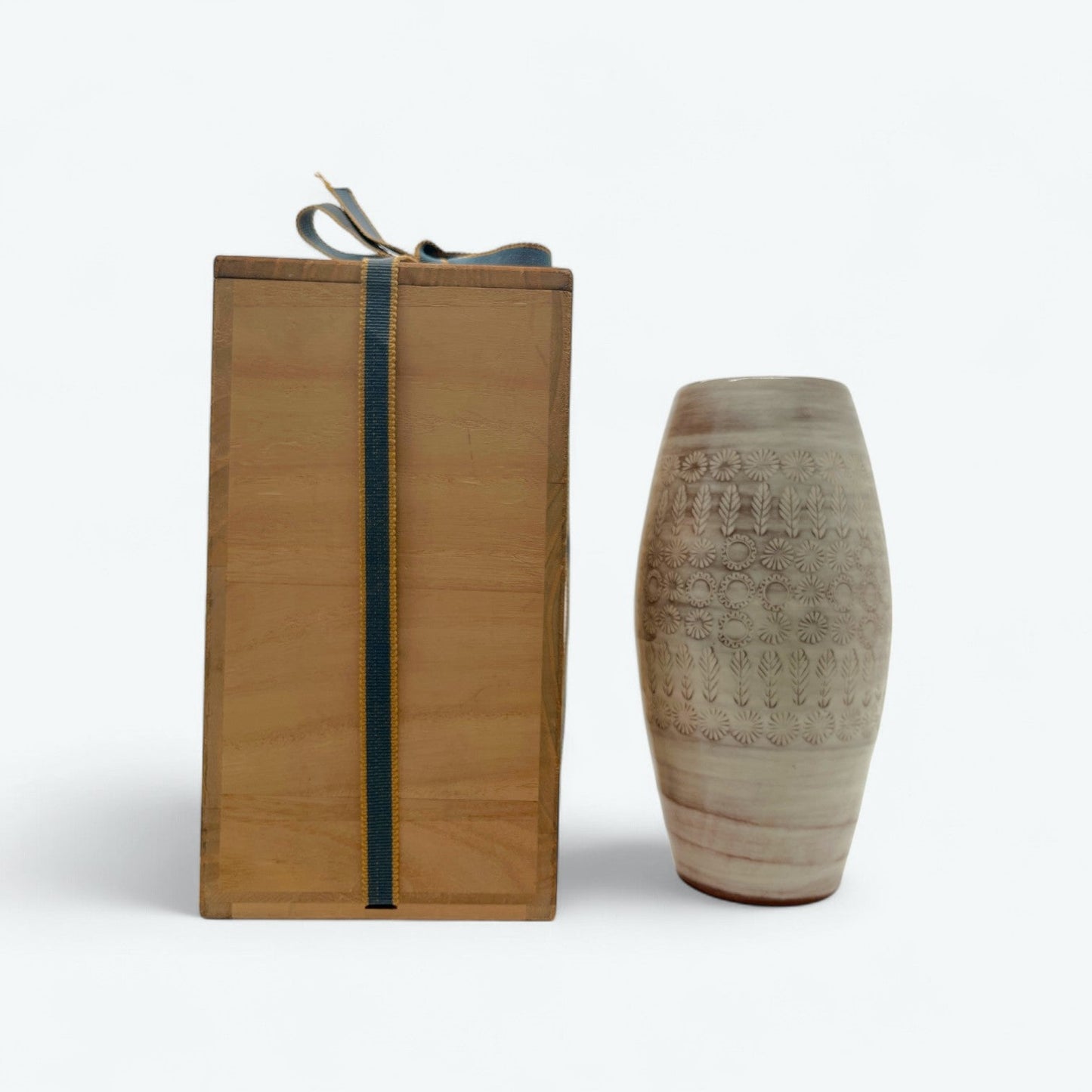 Vintage Kyō Ware Vase by Kiichi Kumamoto – Mishima Floral Inlay, with Signed Tomobako and Certificate