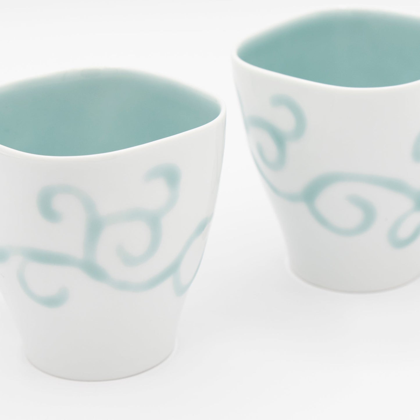 Seizan - Kakewake Wave Mug - Imari Nabeshima Ware - White